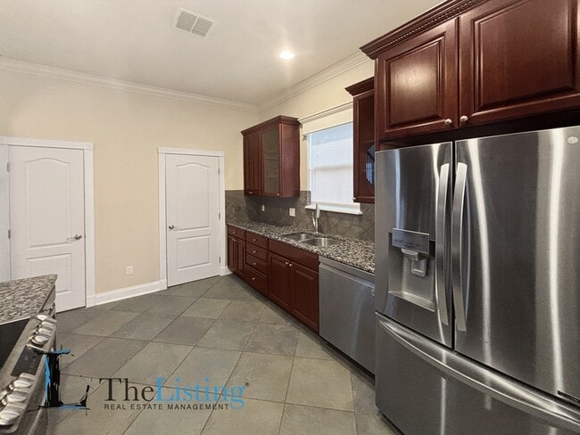 Building Photo - 827 Meridale Ave