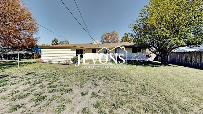 Building Photo - Spacious single-family home with a large f...