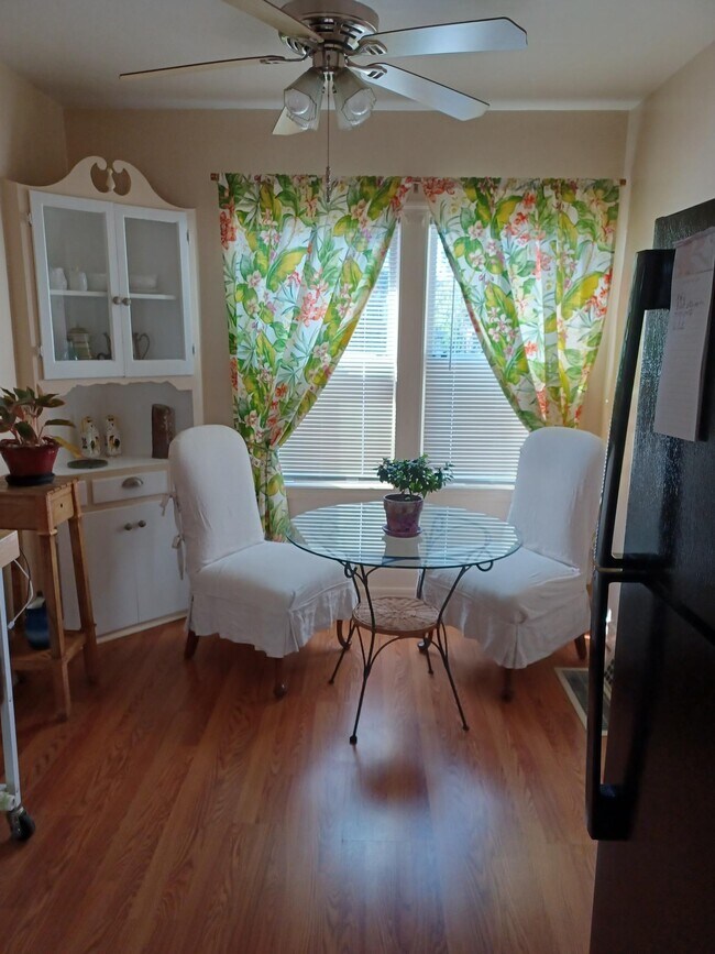 Breakfast nook - 408 45th St