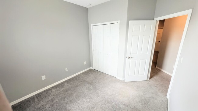 Building Photo - Annual UNfurnished almost BRAND NEW townhome just south of University and Lockwood Ridge!