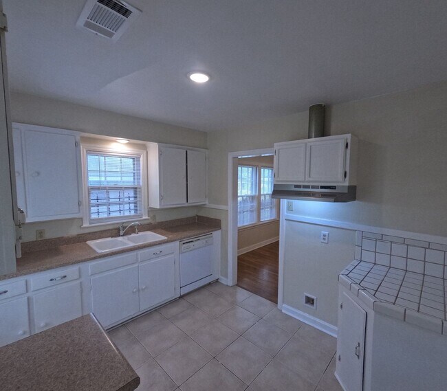 Building Photo - Renovated 3 Bed 1 Bath
