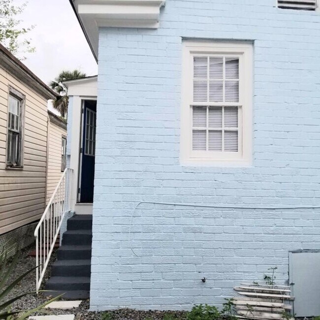 Building Photo - Available 8/1. Beautiful 3 BR/2 BA Home in...