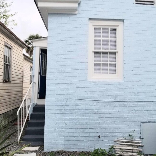 Building Photo - Available 8/1. Beautiful 3 BR/2 BA Home in the Heart of Downtown Charleston!