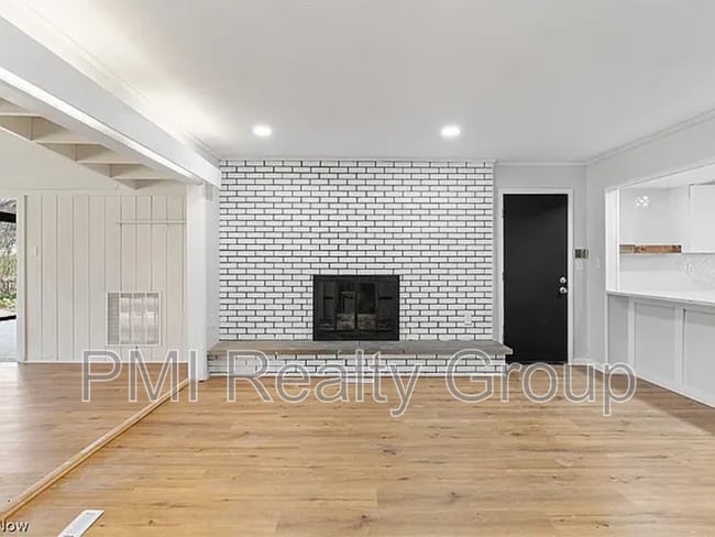 Building Photo - 607 Castle Blvd