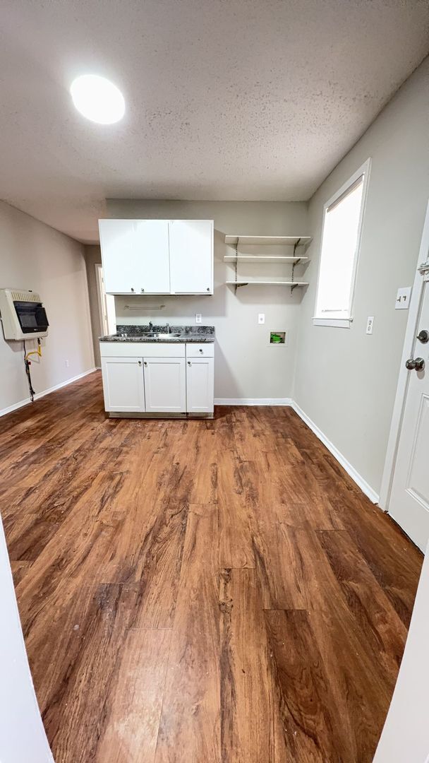 Building Photo - Charming 1 Bed / 1 Bath Home – Open To Section 8