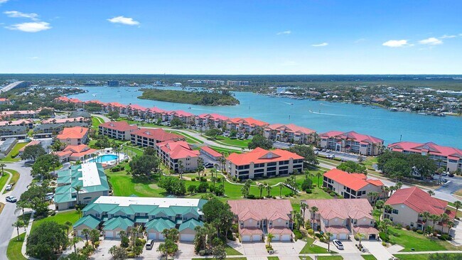 Building Photo - Beautiful Fully Furnished 3/2 Bouchelle Is...