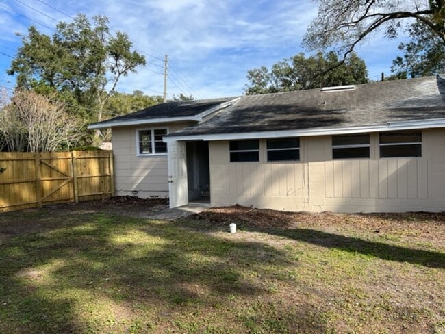 Building Photo - 1208 Cloverlawn Ave