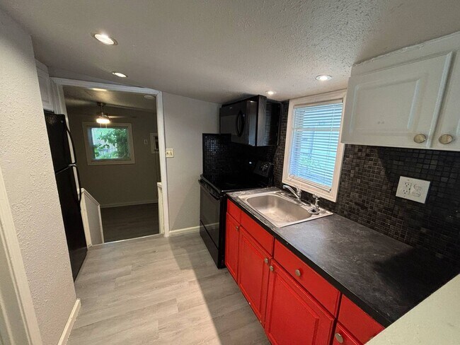 Building Photo - 700 S College Dr