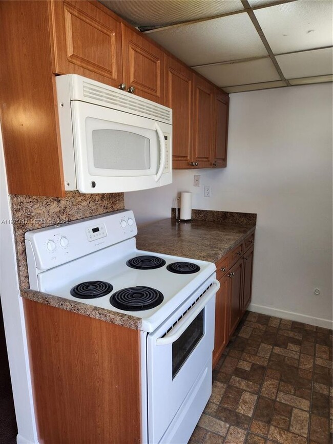 Building Photo - 777 SW 9th Ave