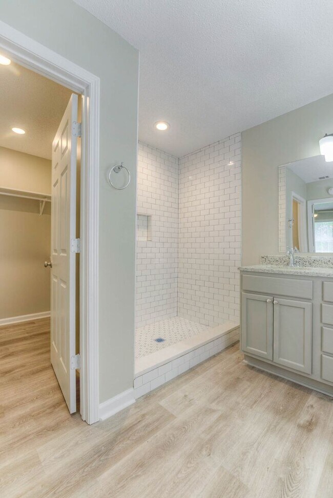 Building Photo - Gorgeous renovation!
