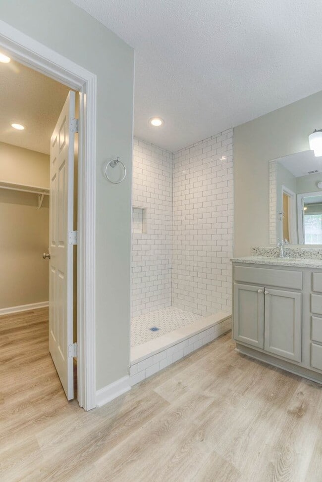 Building Photo - Move-in Special! 1/2 off first month's rent!