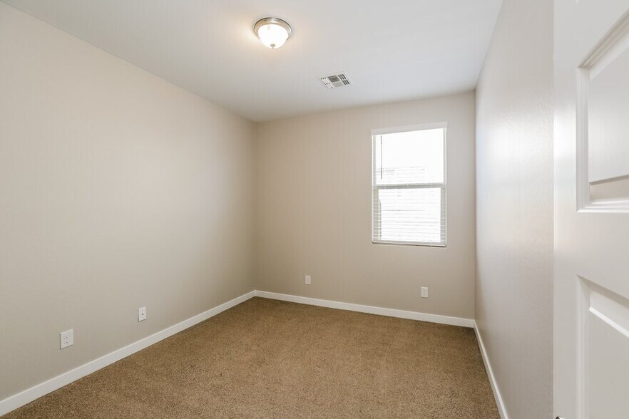 Building Photo - 1219 E Glass Ln