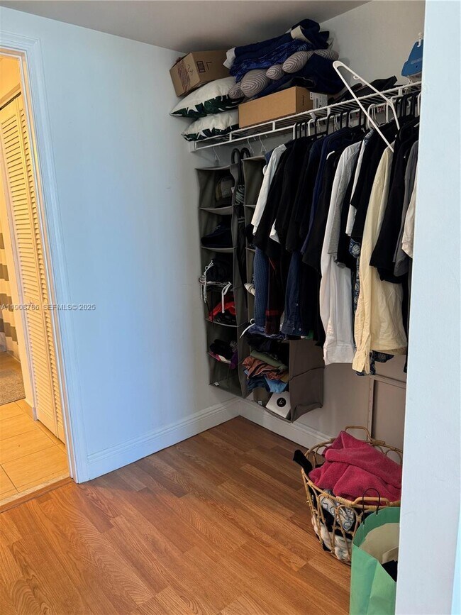 Building Photo - 1750 N Bayshore Dr