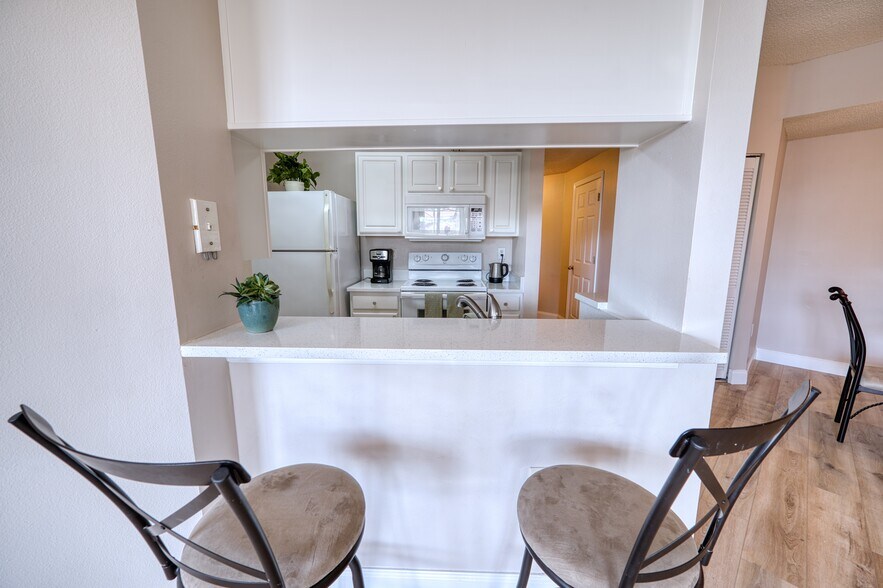 Breakfast Bar - 5551 Bentgrass Dr