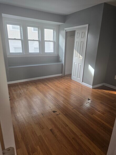 3 LG Bedrooms - 31 Harrison St
