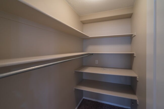 Building Photo - Spacious 6 Bedroom Home with a Balcony!