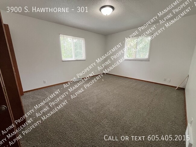 Building Photo - 3900 S. Hawthorne-301