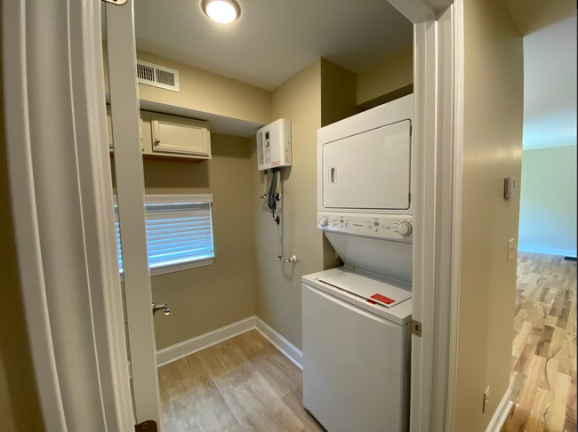 Building Photo - Downtown Morganton - One Bedroom Apt on top floor with wood floors great natural light, updated f...