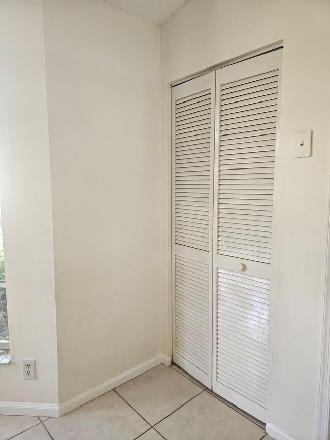 Building Photo - 5220 Rosen Blvd