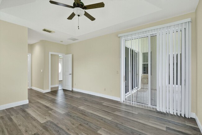 Building Photo - Large and Clean home on a corner lot. 3 Be...