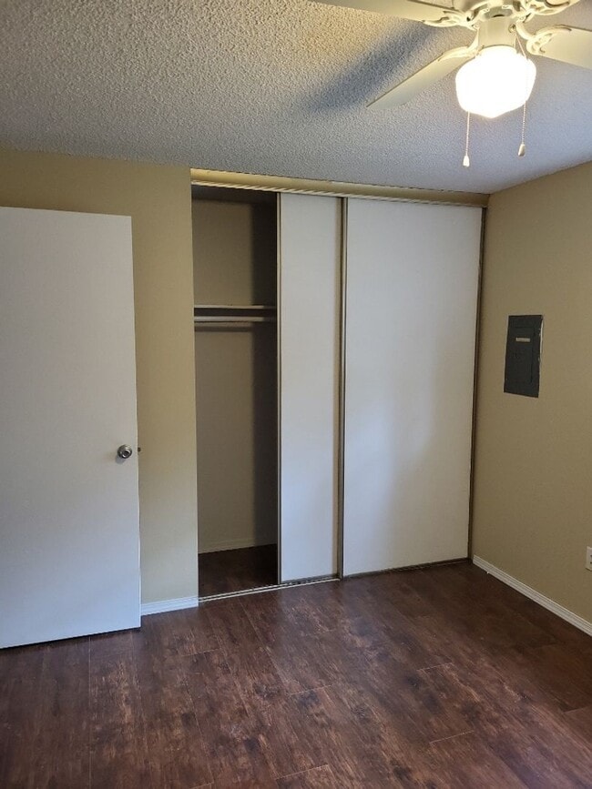 Building Photo - Charming Two Bedroom  Close to Downtown Vancouver !!