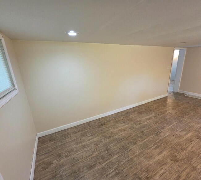 Building Photo - 29 E Vanscoter St