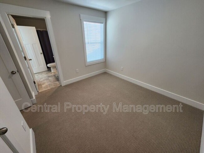 Building Photo - 112 Outback Dr