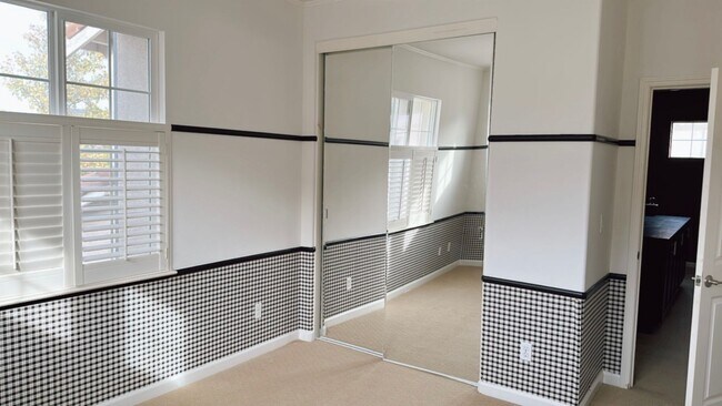 Building Photo - Full Bedroom and Bathroom Downstairs