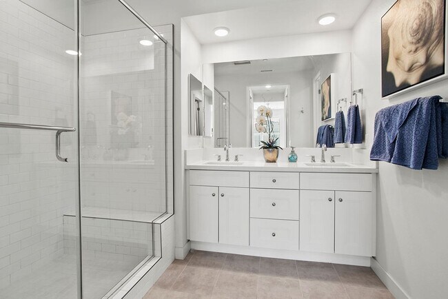 Building Photo - Luxurious Furnished Poolside Penthouse With Ocean Views!