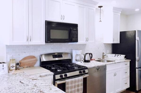 Building Photo - 9 Bradbury St