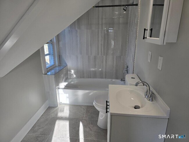 Building Photo - 268 Pine St