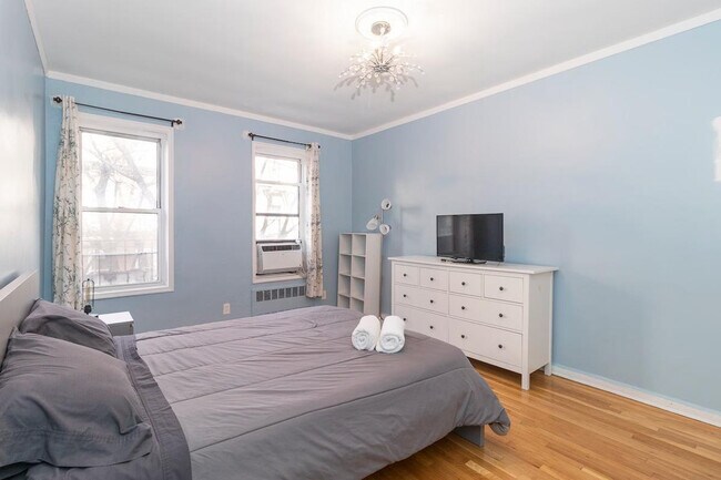 Building Photo - 340 E 80th St