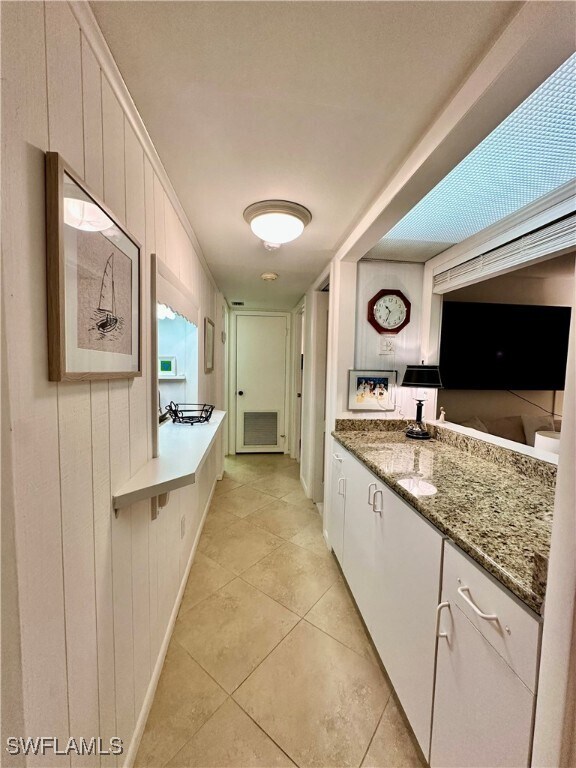 Building Photo - 555 Park Shore Dr