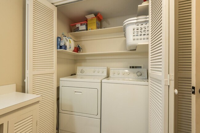 Building Photo - 4BR/ 3BA in West Hills + TWO 2-car garages, screened patio, fenced backyard