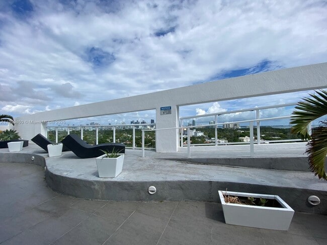 Building Photo - 1401 SW 22nd St