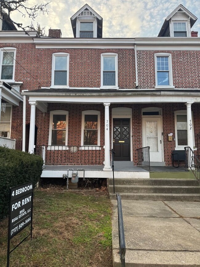 Building Photo - 4 Bedroom Home