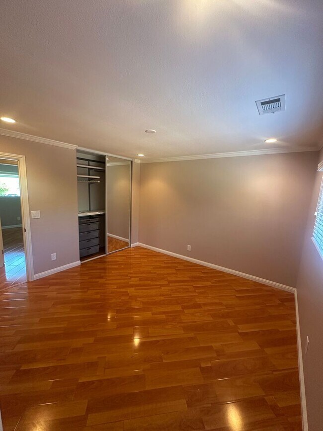 Building Photo - 2615 Camloop Dr