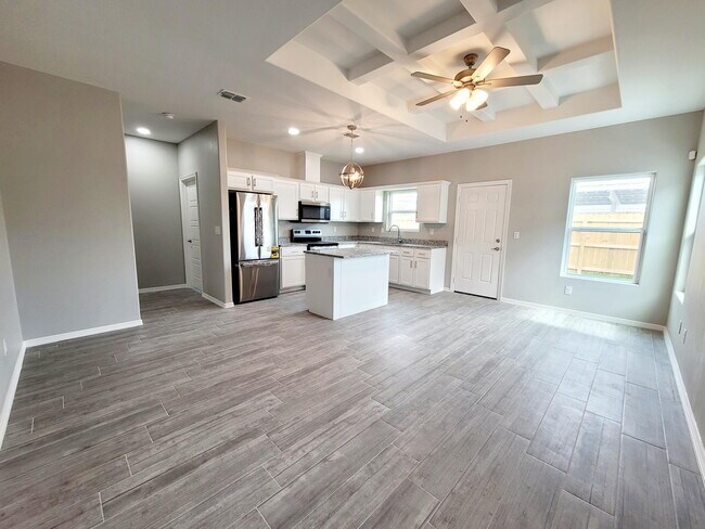 Building Photo - "Spacious 3-Bedroom Haven with Elegant Granite Touches in Weslaco!"