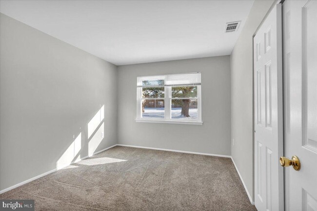 Building Photo - 915 Silver Ct