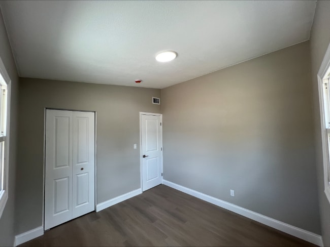 Building Photo - 3235 Oakley Ave S
