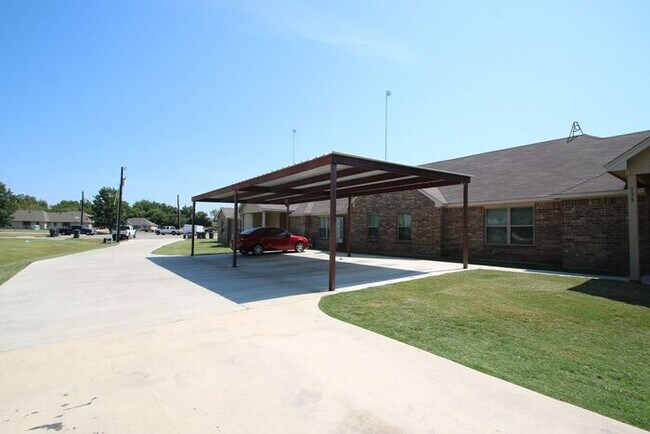 Building Photo - Coming Soon | 3BR/2BA Weatherford Town Home with Granite Countertops, Luxury Plank Floors & Appli...