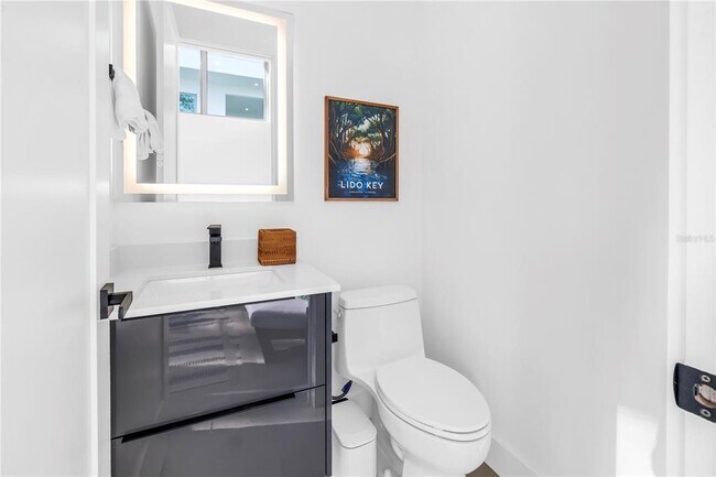 Building Photo - 2065 Goldenrod St