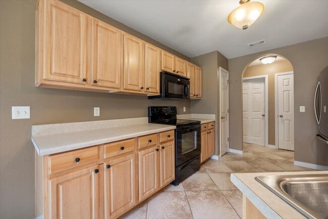 Building Photo - Charming 3 Bed / 2 Bath - Avail. 8/10/26