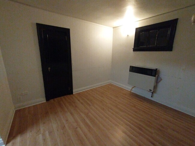 Building Photo - 724