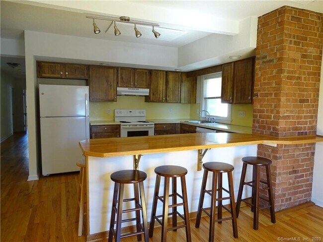 Building Photo - 85-87 S Main St