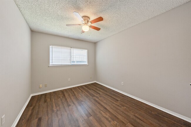 Building Photo - 1022 Sierra Shadows Dr