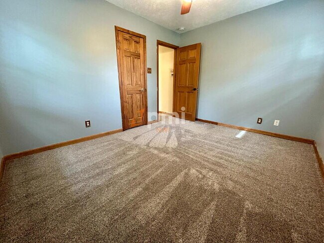 Building Photo - 5107 White Oak Terrace