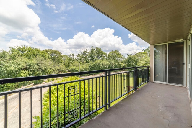 Building Photo - 6020 Oakwood Dr