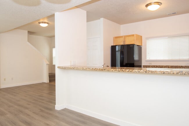 Building Photo - Incredible upper level 2 story condo
