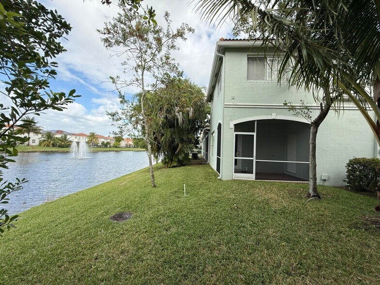 Building Photo - 2136 Oakmont Dr